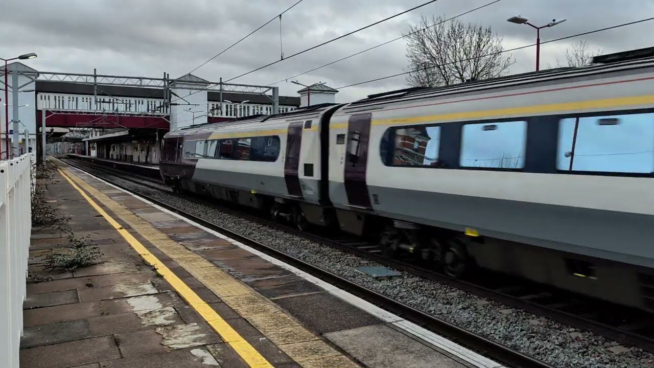 Ex-EMR 222005 passing Harrow & Wealdstone 12/1/26