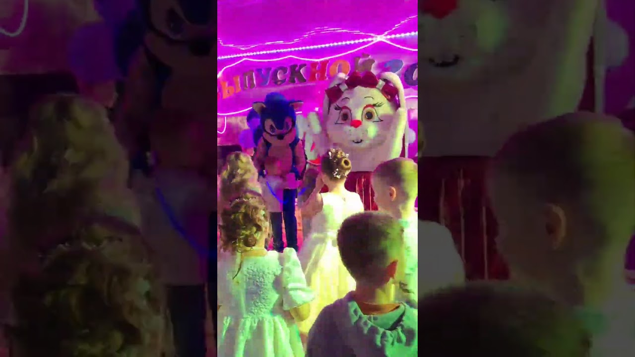 Kids Go Wild Dancing With Huge Mascots!