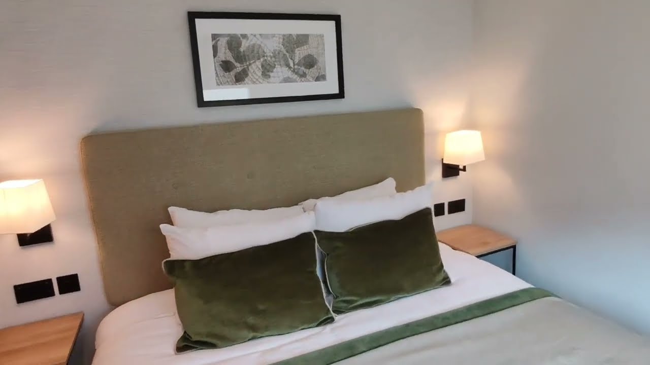 Horwood House MK Deluxe King Room