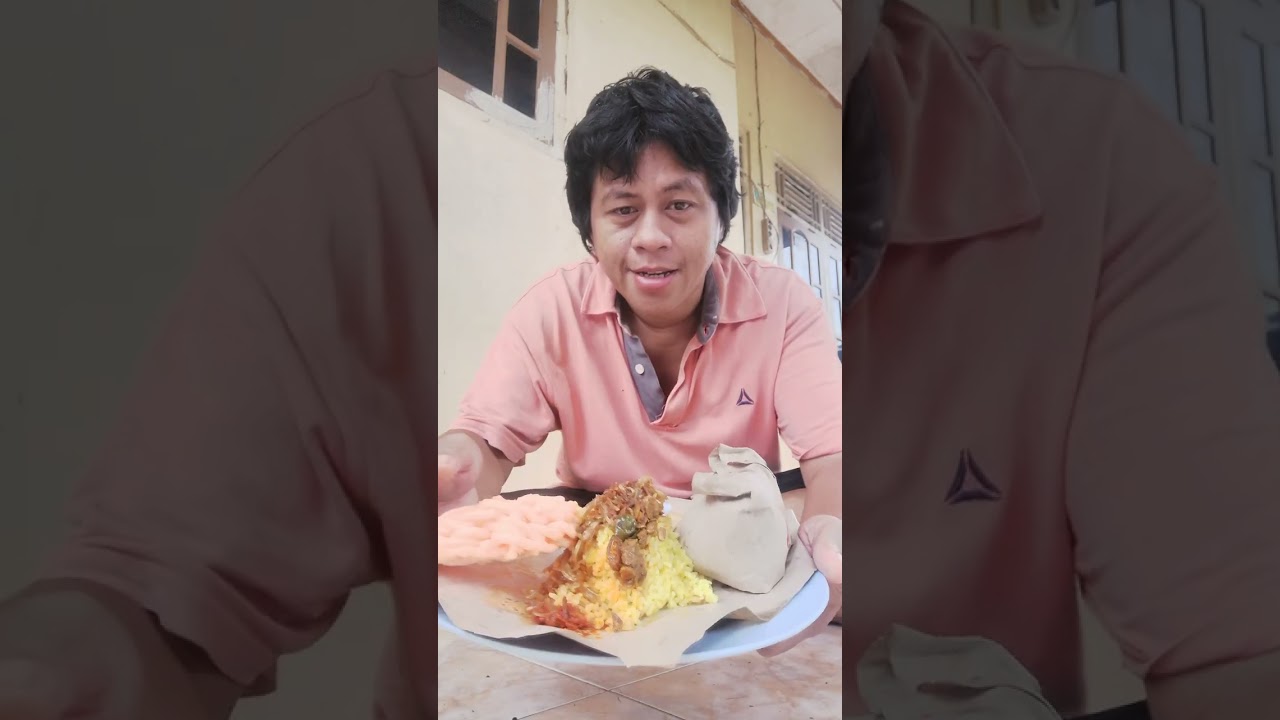 Sarapan pagi sama nasi kuning dua bungkus enak banget bikin kenyang 