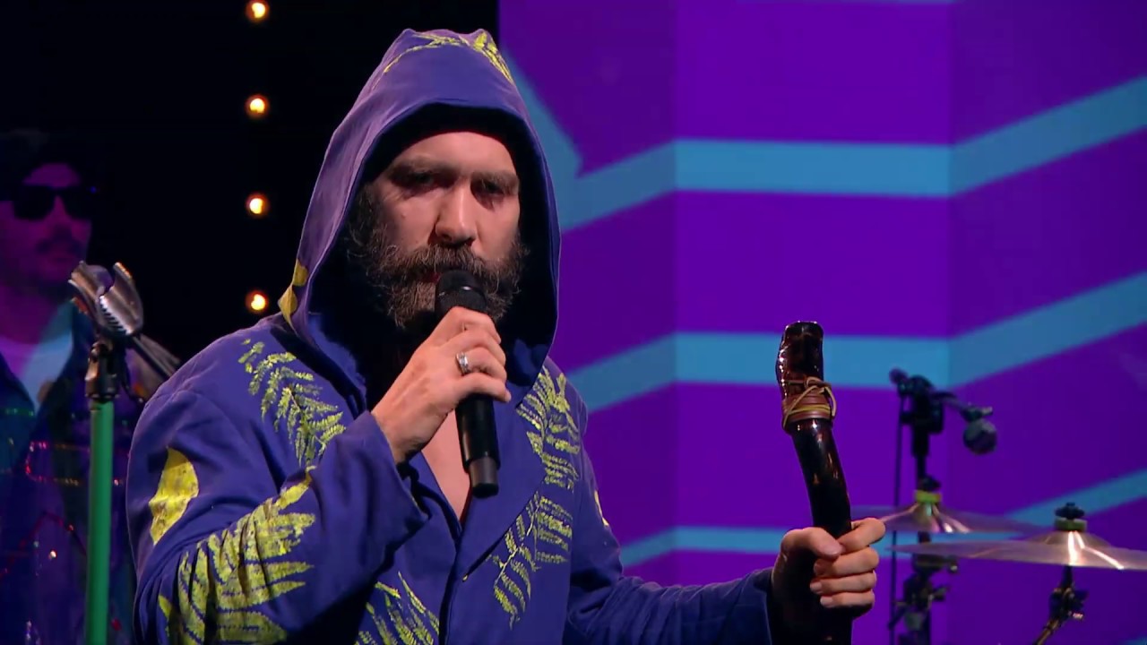 Zesp&oacute;ł Łąki Łan wykonuje utw&oacute;r Lass | Nowa Tonacja w CANAL+