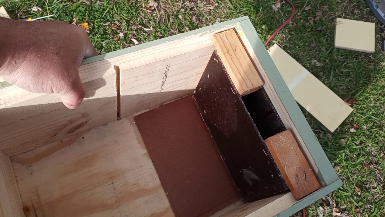 Mating nuc design. Larger Mating nuc with home made feeder. Commercial style Mating nuc.