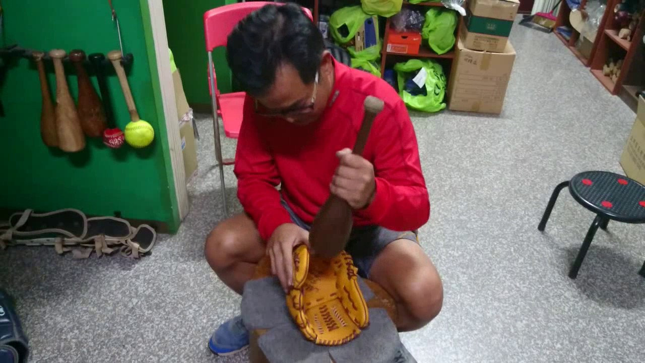 新棒球手套的基本敲軟法