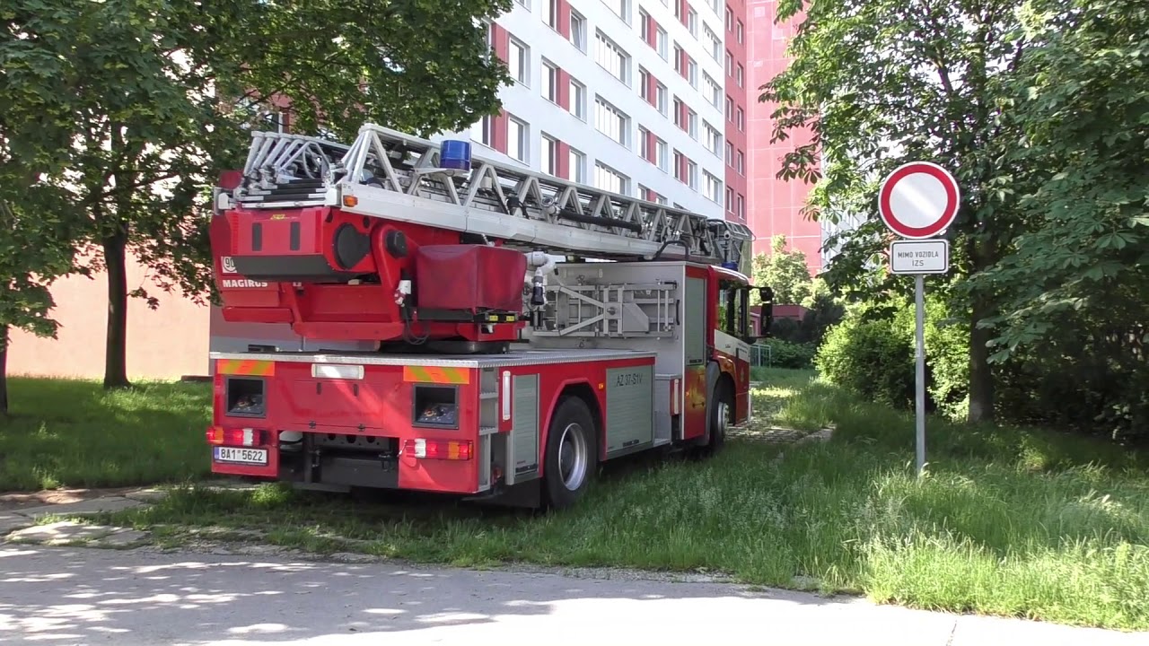 Snímkování průjezdnosti hasičské techniky na sídlišti Horní Roztyly v Praze - Parkujte ohleduplně