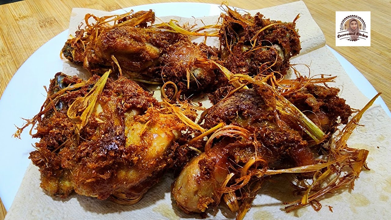 КУРИЦА, ЖАРЕНАЯ С ЛИМОНОМ. ИСПОЛЬЗУЙТЕ МНОГО ЛИМОНА.