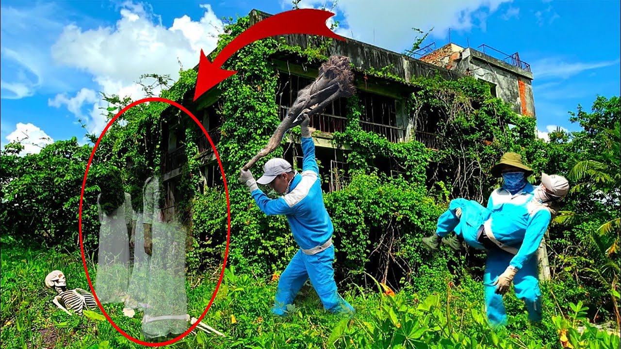 Haunted House Horror: Mysterious Ghost Appears in Abandoned House - Man Collapses in Fear! 👻🏚️