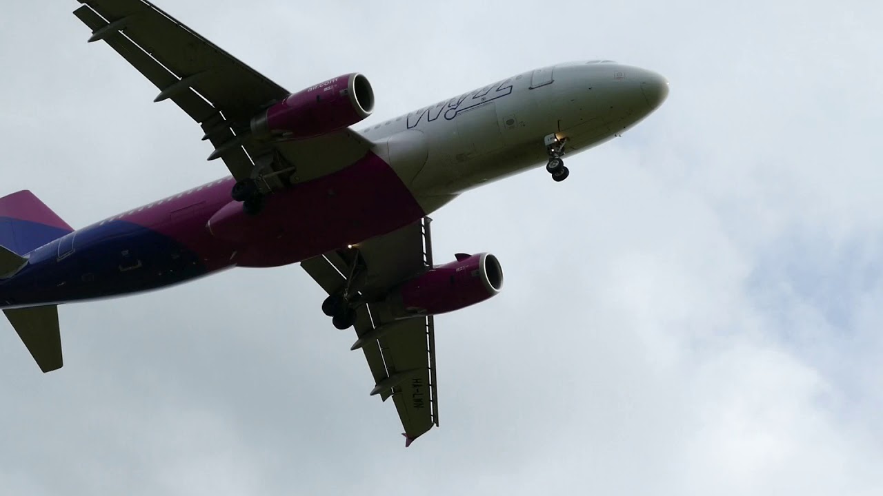 WiZZ A320 landing at Dortmund Airport
