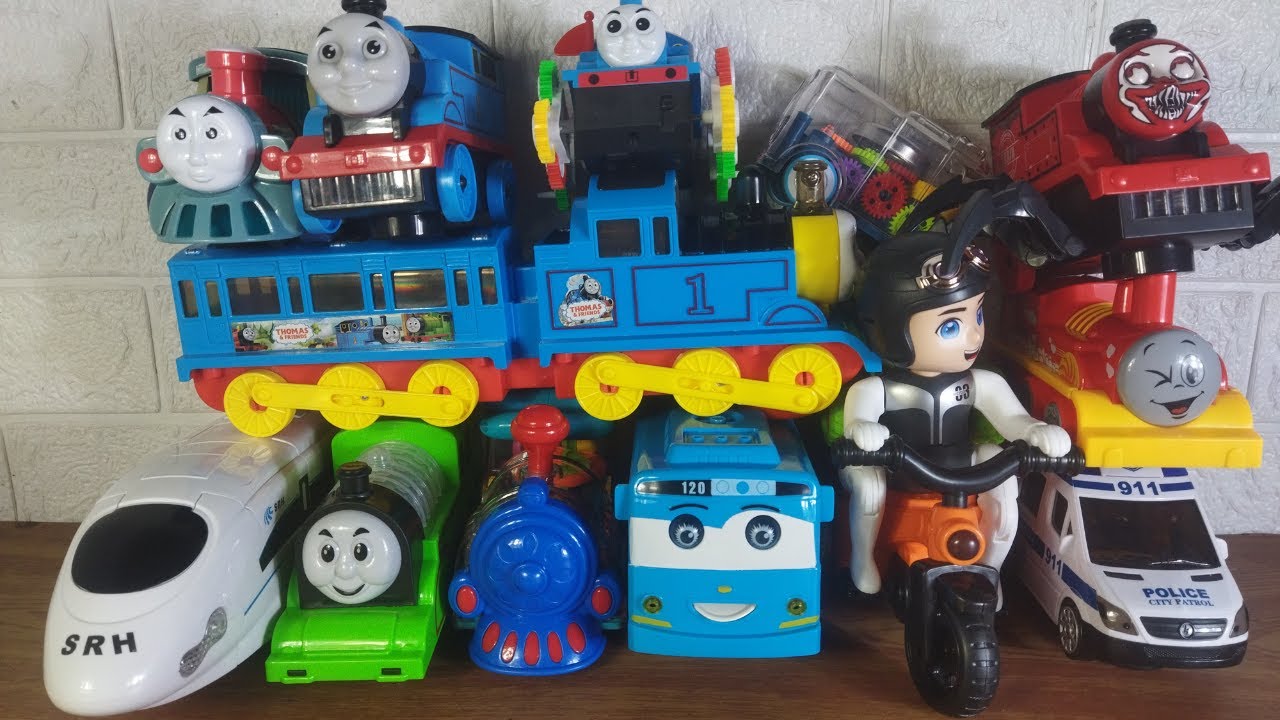 Colección de juguetes coloridos: trenes, autos y lindas amigas.