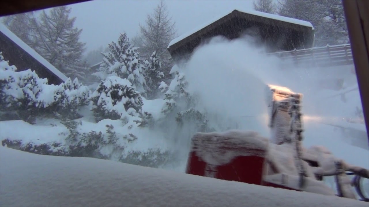 Déneigement à St-Luc, dans le Val d'Anniviers en Suisse
