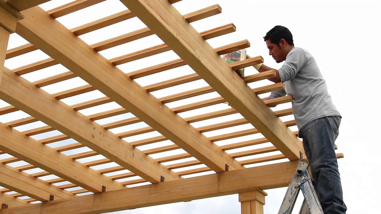 Proceso de barnizado para muebles al exterior