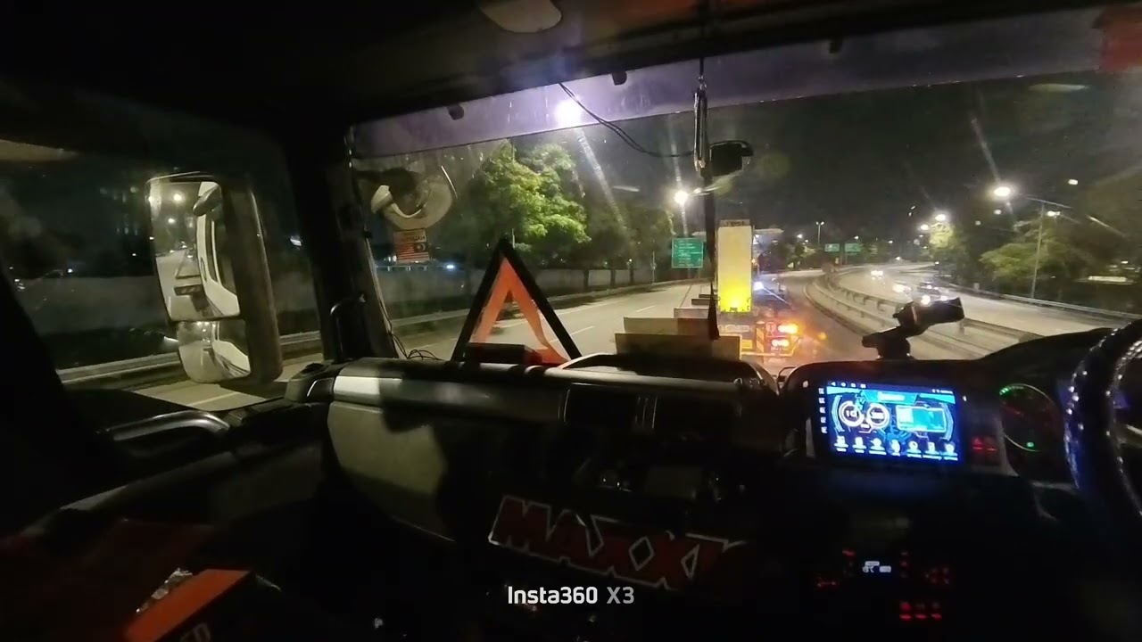 LORI POLE TRAILER DENGAN MUATAN PANJANG SERATUS ENAM BELAS KALI MASUK HIGHWAY ELITE