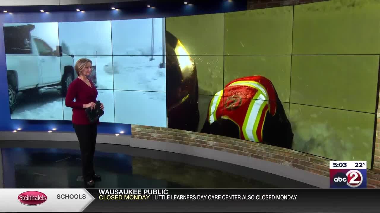 Водитель застрял в снежных заносах на городских улицах.