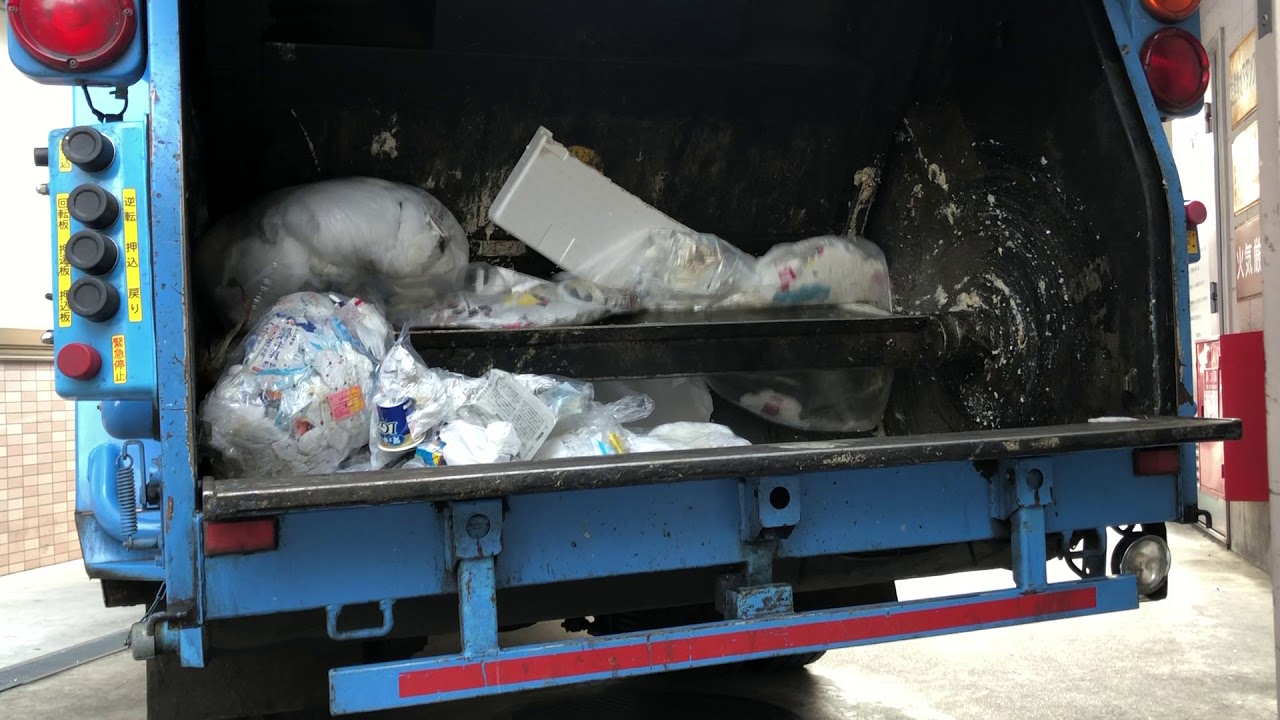 Garbage Truck.Rear loader.
