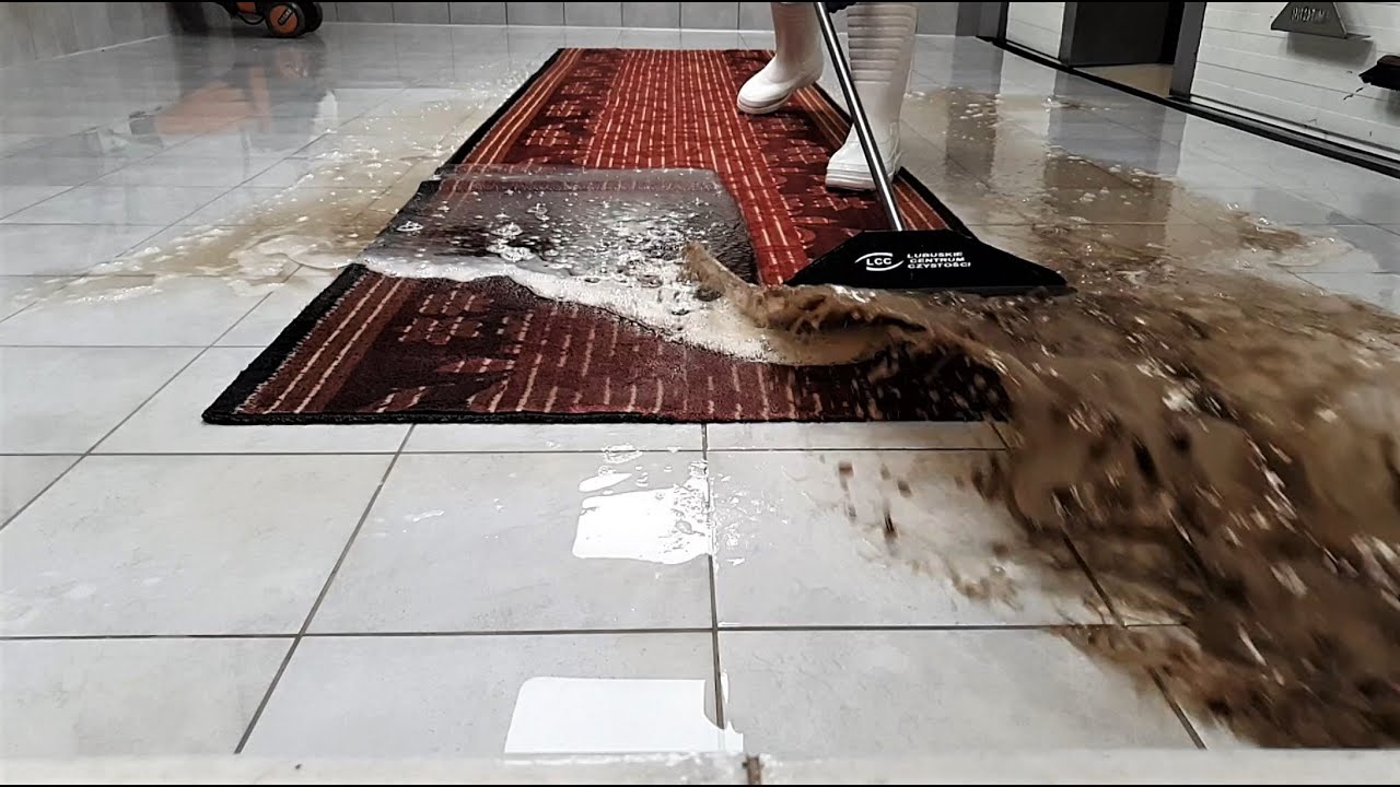 Из того старого коврика текла почти ЧЕРНАЯ ВОДА. Красивые цветы появились после стирки 💪😍🌊