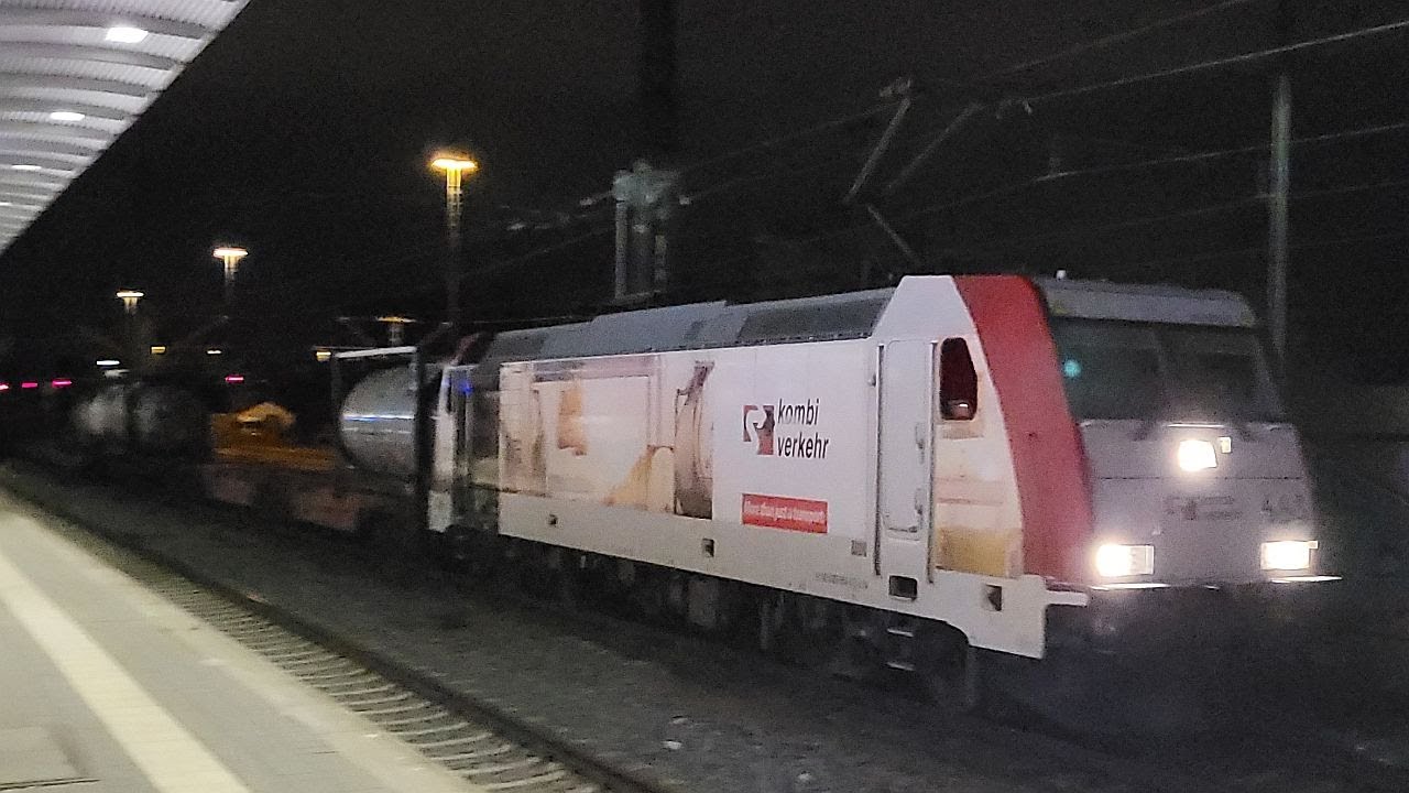 Güterzug: Baureihe 185 Kombiverkehr Lokomotion rollt durch S-Bahnhof München-Trudering