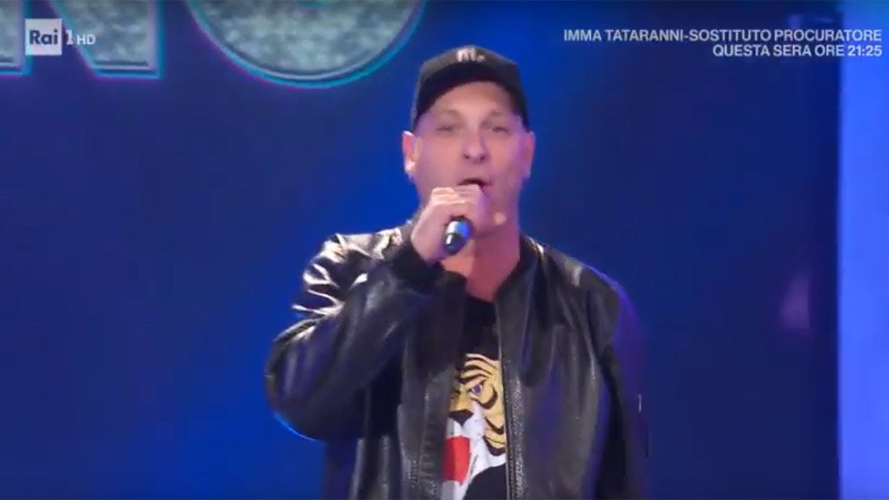 Clementino canta 