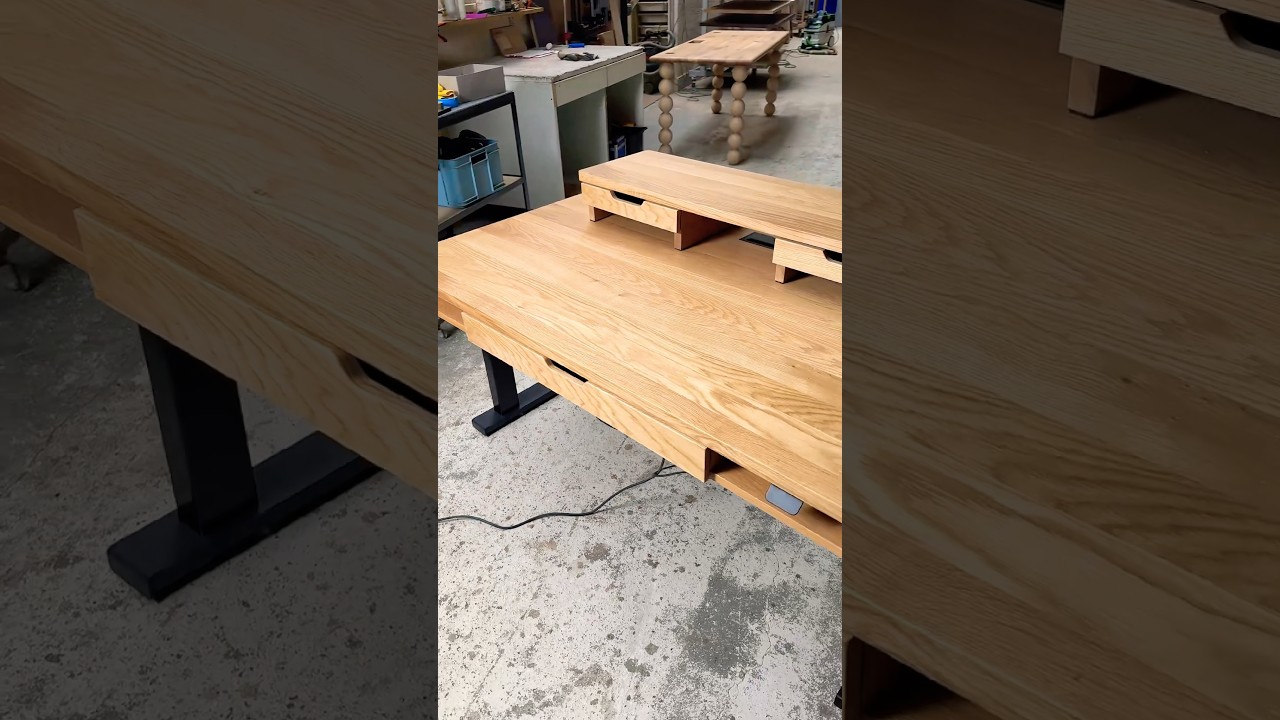 Стол с подъемным механизмом, изготовленный на заказ: столешница из дуба, выдвижная секция и ящики.