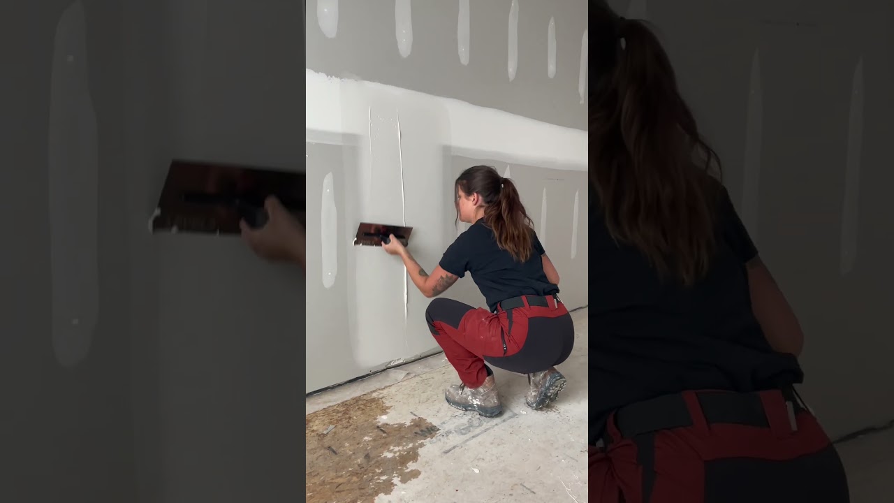 Coating a buttjoint! Happy monday y&rsquo;all! 😊 #drywall #diy #construction #taping #mudding