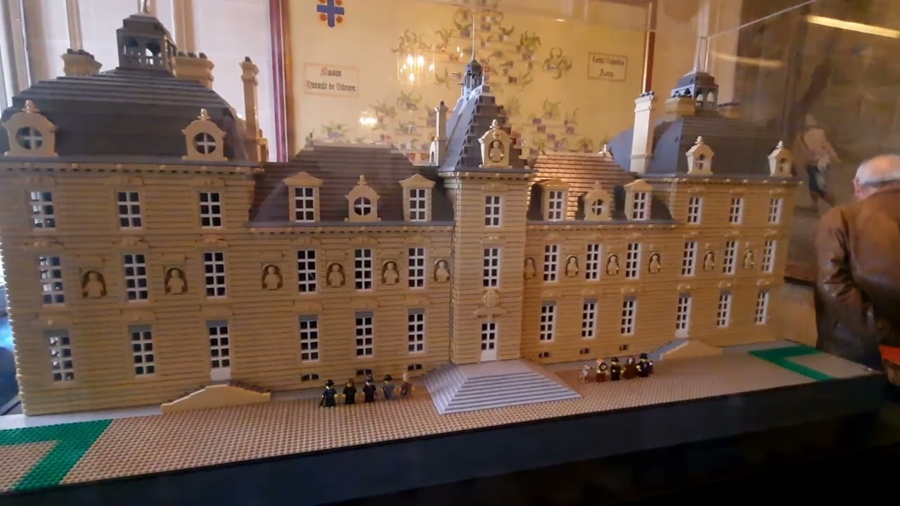 Les châteaux de la Loire : Cheverny et Fougères.