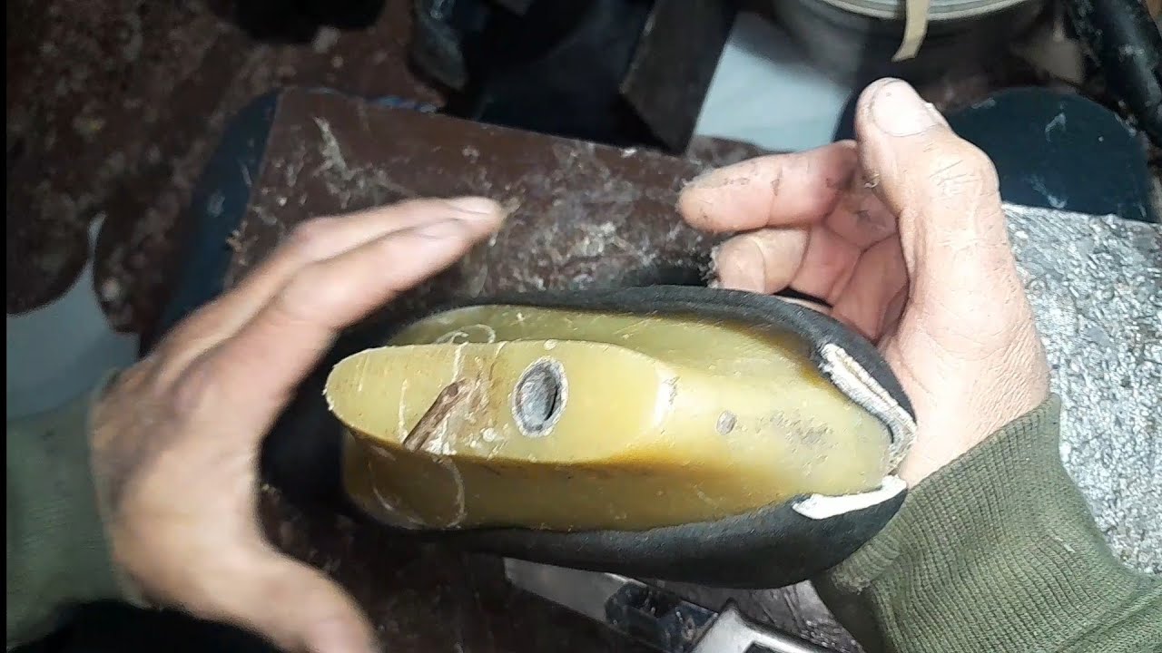 Cómo agrandar un par de zapatos del talón sin desarmar