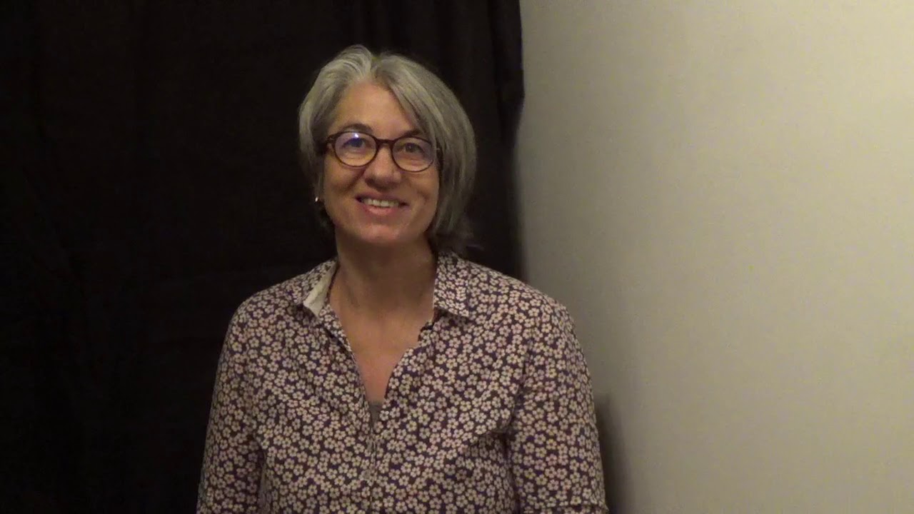 Helene Dellucci répond aux questions sur le contenant