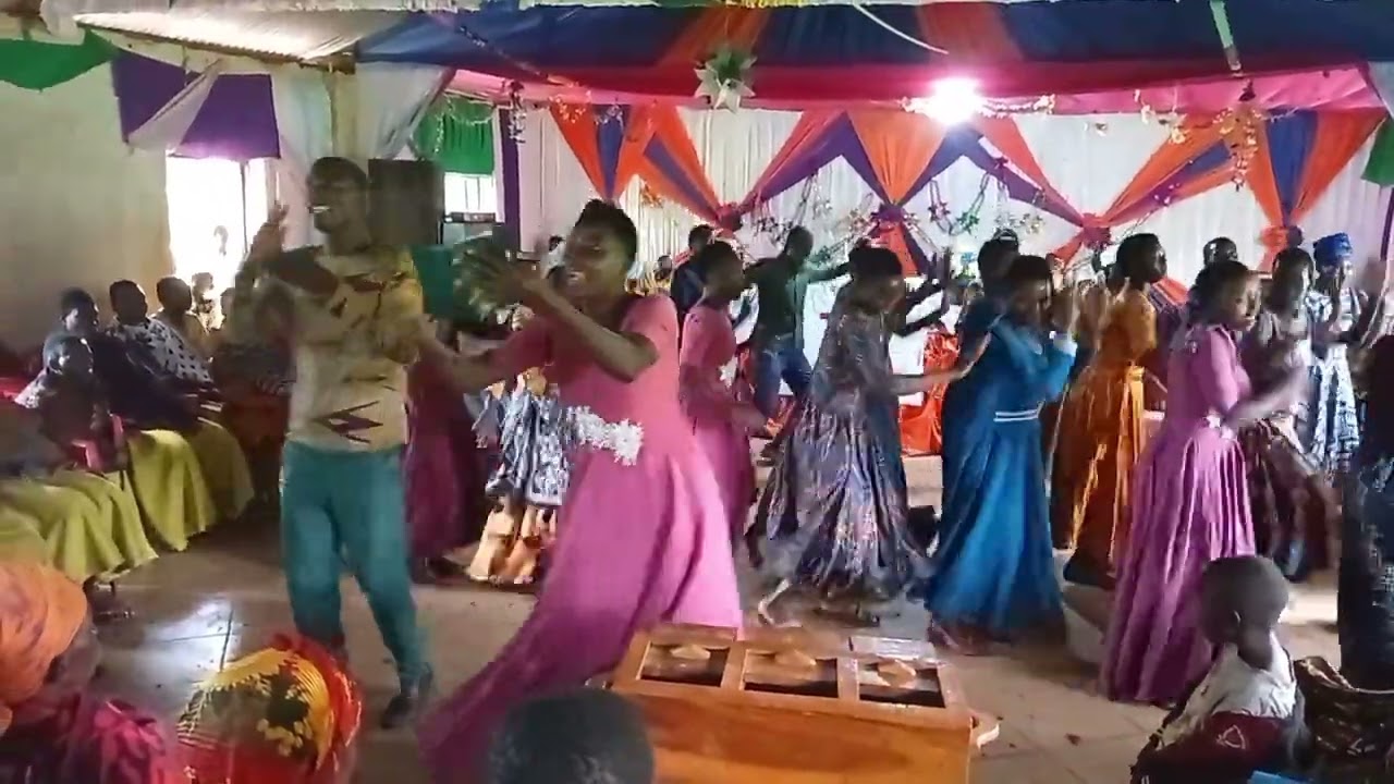 Huyu baba amechanganya watu kanisan angalia.