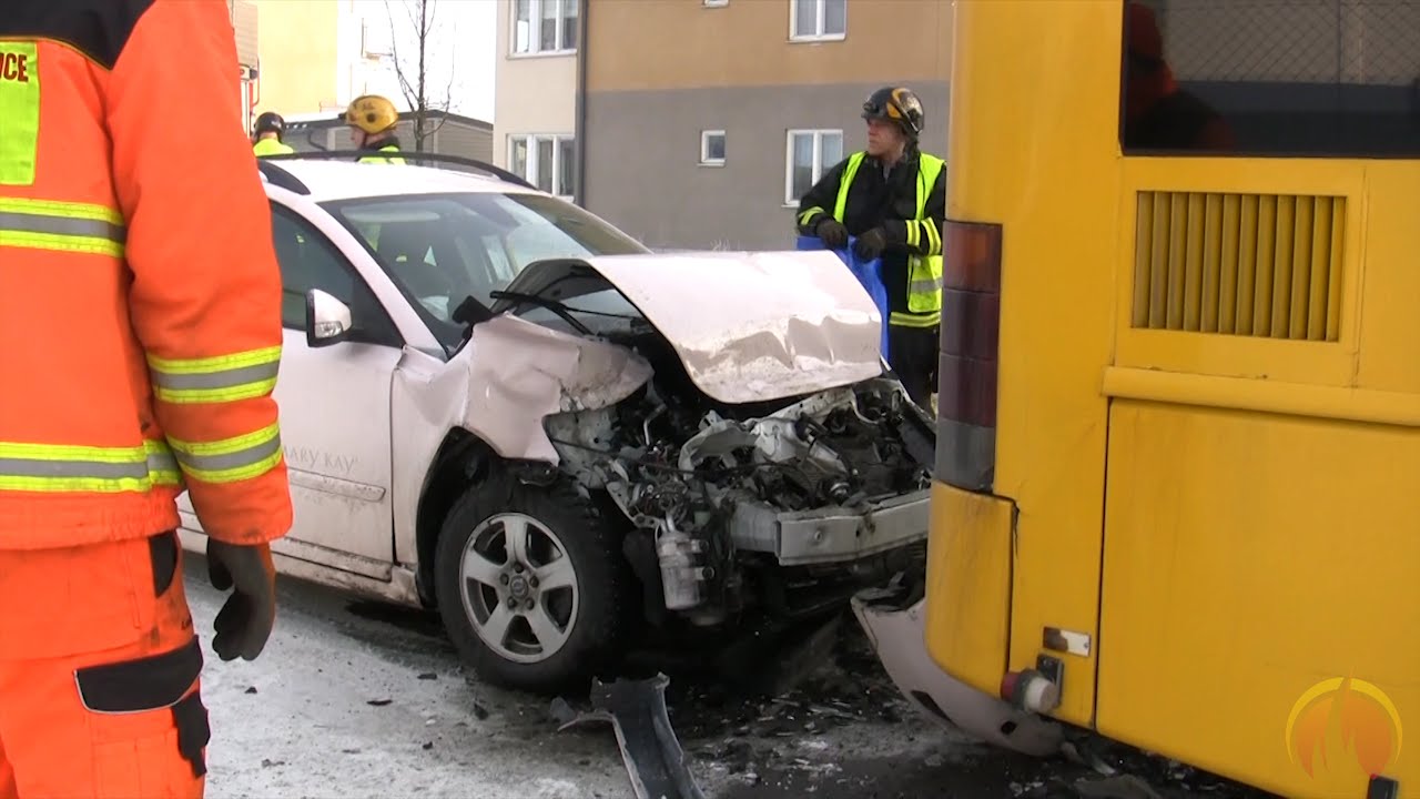 Bil krockade med buss på Stålgatan