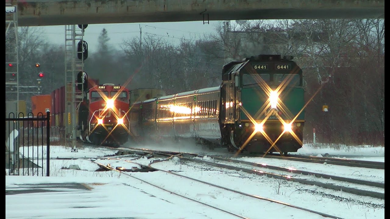 CN Train 149 Raced by VIA Train 61 Westbound January 13, 2026