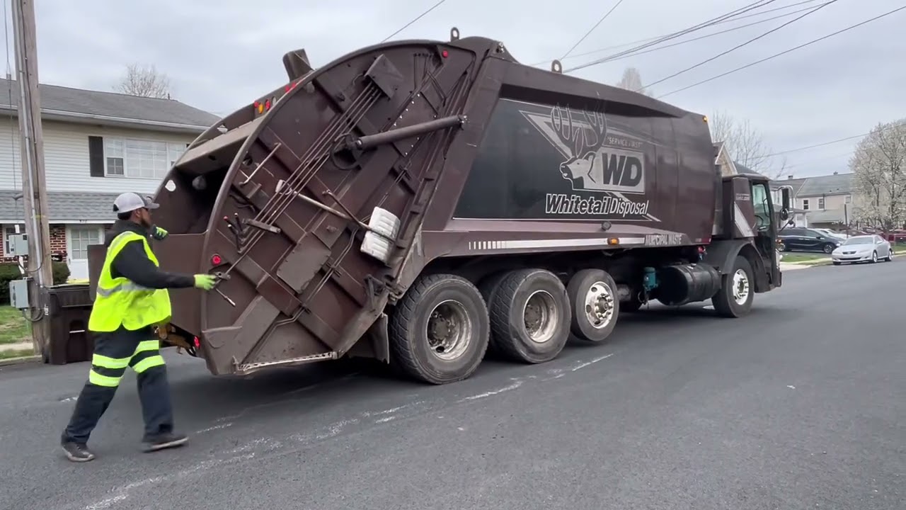 Whitetail Disposal Mack leu Mcneilus rear loader ~121
