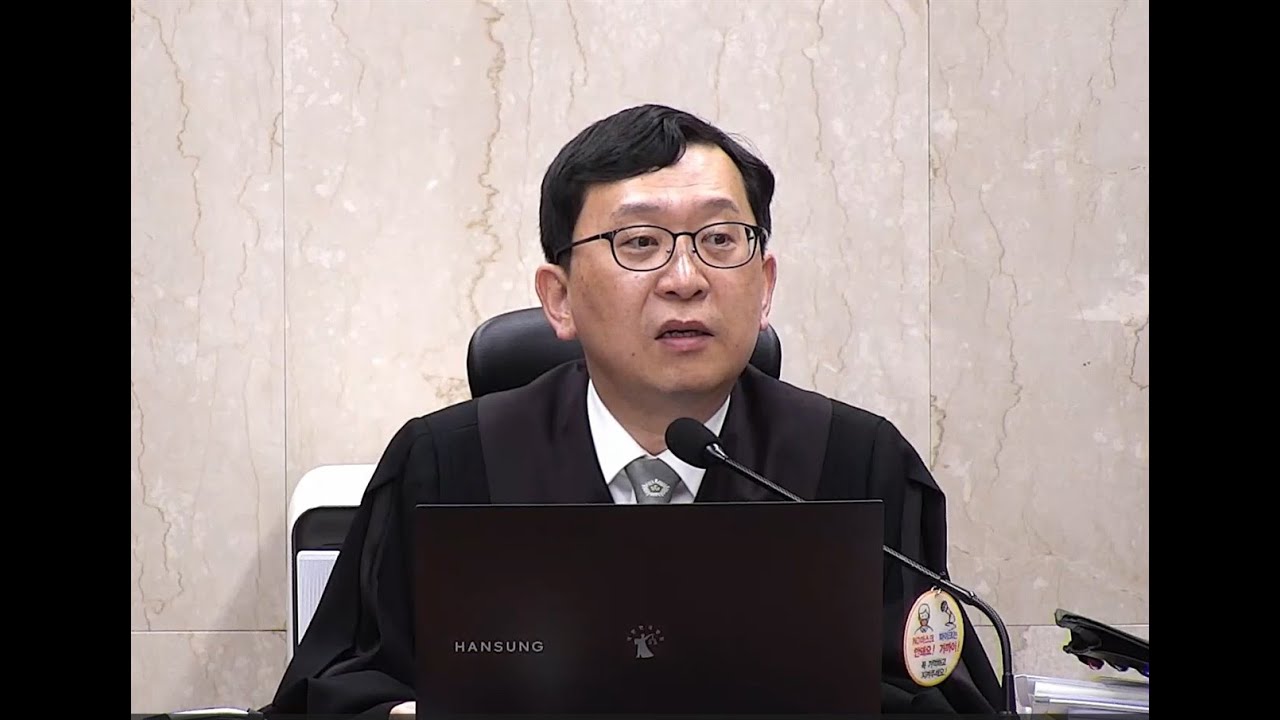기세 꺾인 검찰, 웃음 보인 이진관