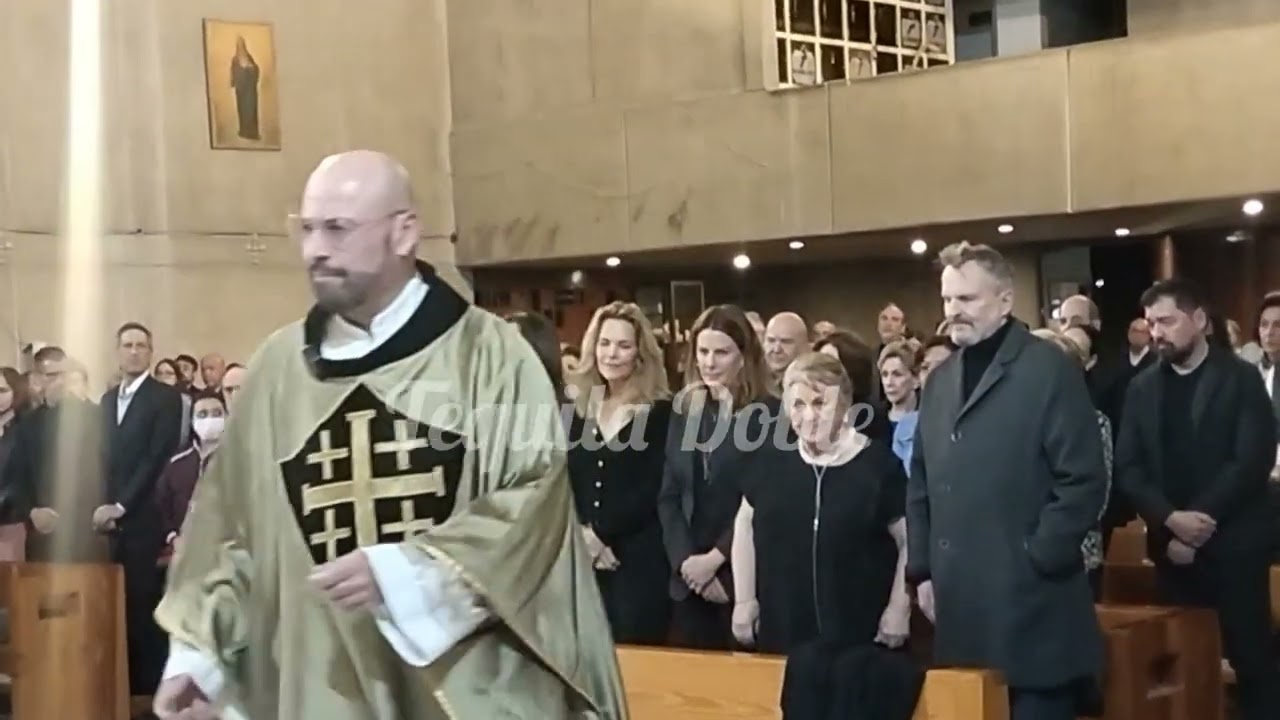 MIGUEL BOSÉ y DANIELA ROMO entre APLAUSOS despiden a TINA GALINDO durante emotiva MISA