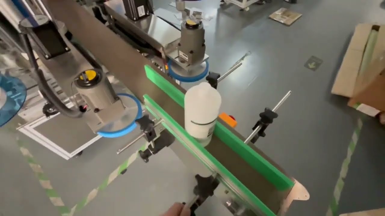 Tutorial demo how to commission and operate round flat bottles sticker labeling 2 in one labeller fo