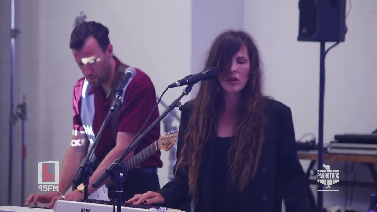 Reb Fountain performs 'Lacuna' on 95bFM Drive