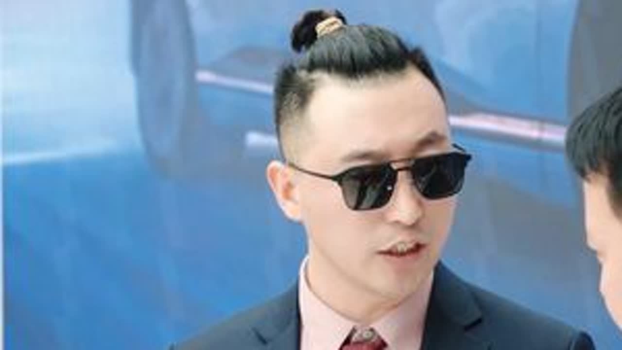 如果我再晚回来一步 王氏家族的企业就毁在我那个孟松弟弟手上了  幸亏飞机还有保镖秘书 各方面协调到位😂#搞笑#看一遍笑一遍 #气势不能输  #太爽了