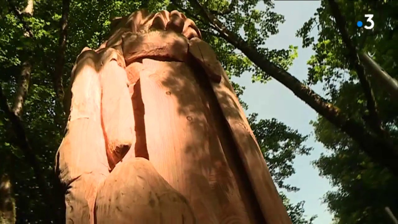 Abraham Poincheval est sorti de la statue de l'homme-lion à Aurignac (31)
