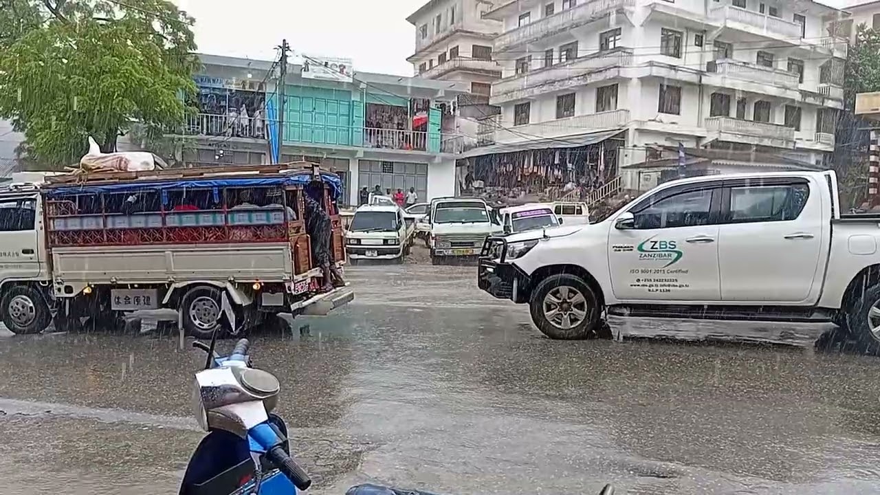 MVUA YA MAAJABU INANYESHA MUDA HUU CHAKE PEMBA