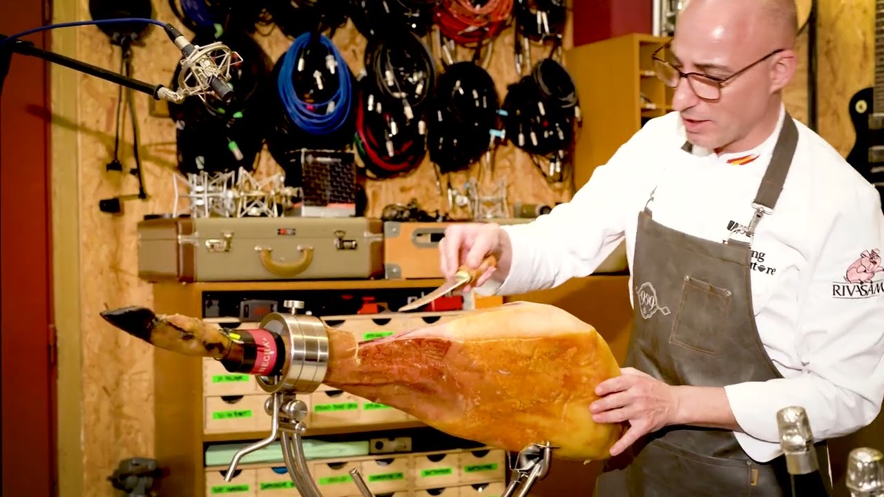 Cómo arrancar el jamón (Cuchillos & Jamonera). En casa lo podéis hacer igual.