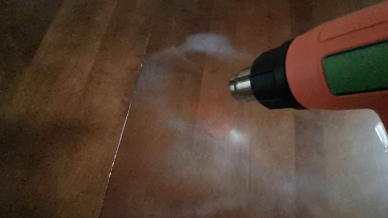 Comment enlever les taches blanches d'humidité et d'eau sur une table en bois