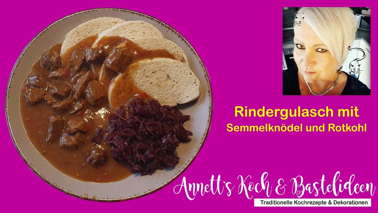 Rindergulasch mit Semmelkn&ouml;del, Rotkohl und feiner Waldpilz-Paprikaso&szlig;e. Deftiges Essen aus Sachsen