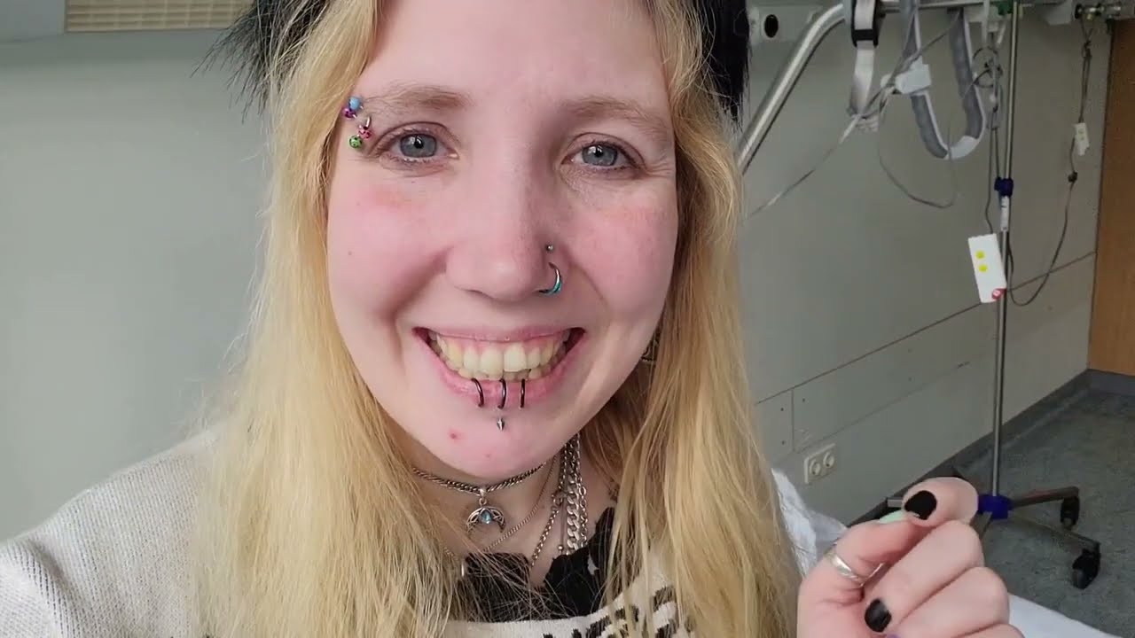 Krankenhaus-Vlog 💉 Teil 1 - Aufnahme, Arztgespräch, Essensauswahl | Manakätzchen 🦨