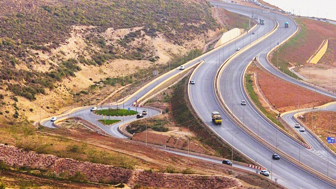 شاهدو بعض أشغال التسطيح حول منفذ ميناء وهران ORAN PORT