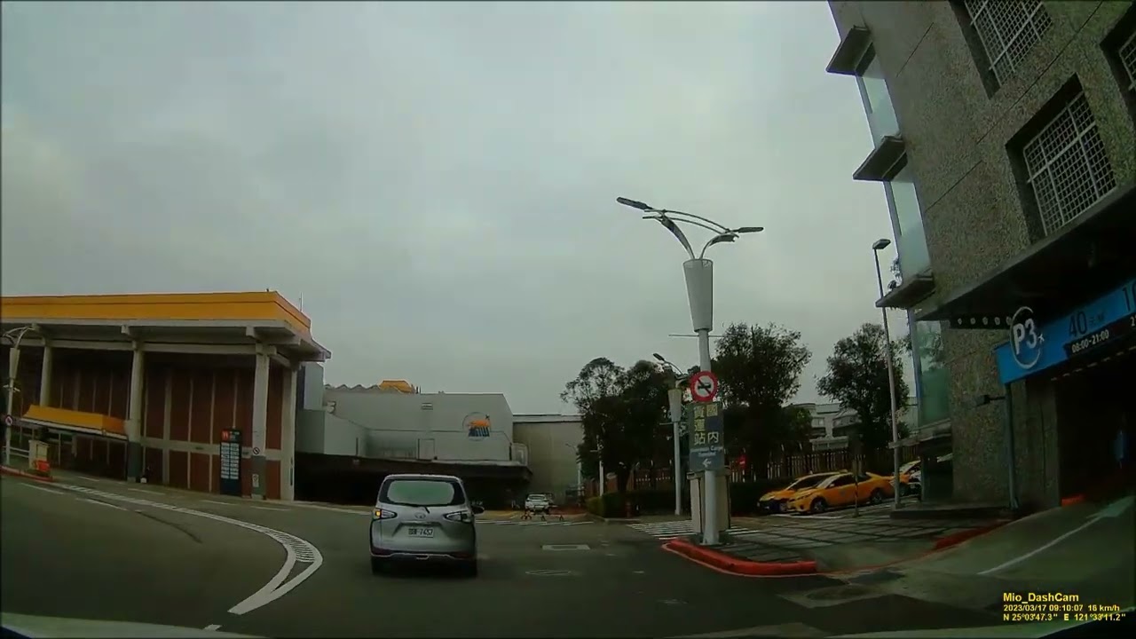 台北市松山區 松山機場臺北國際航空站第三停車場 出場 R樓 往 1樓