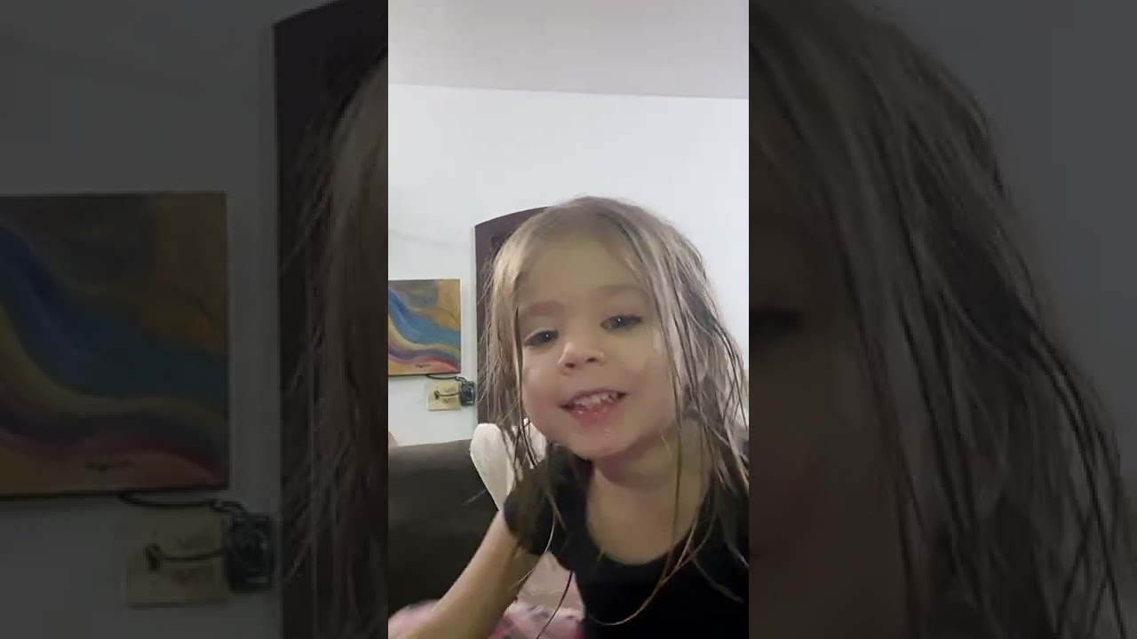 Laurinha chupando pirulito