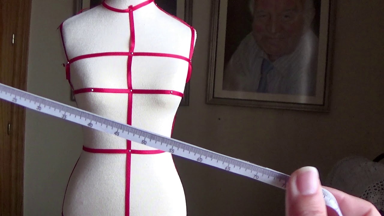 Toma de medidas sobre maniquí a escala