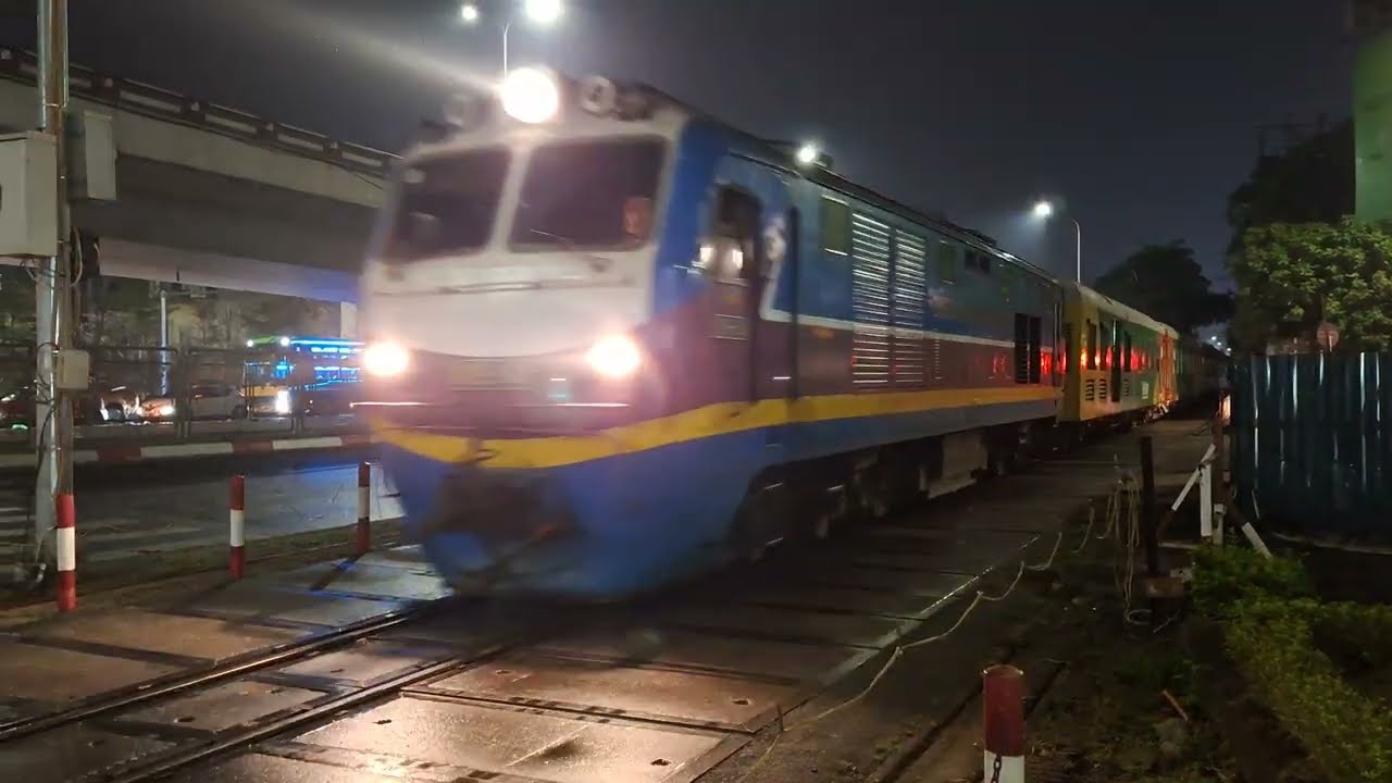 HNR 108: D19E-942 kéo tàu khách SE4 sử dụng ram xe Nhân Dân chỉn chu thông qua chắn Trường Chinh