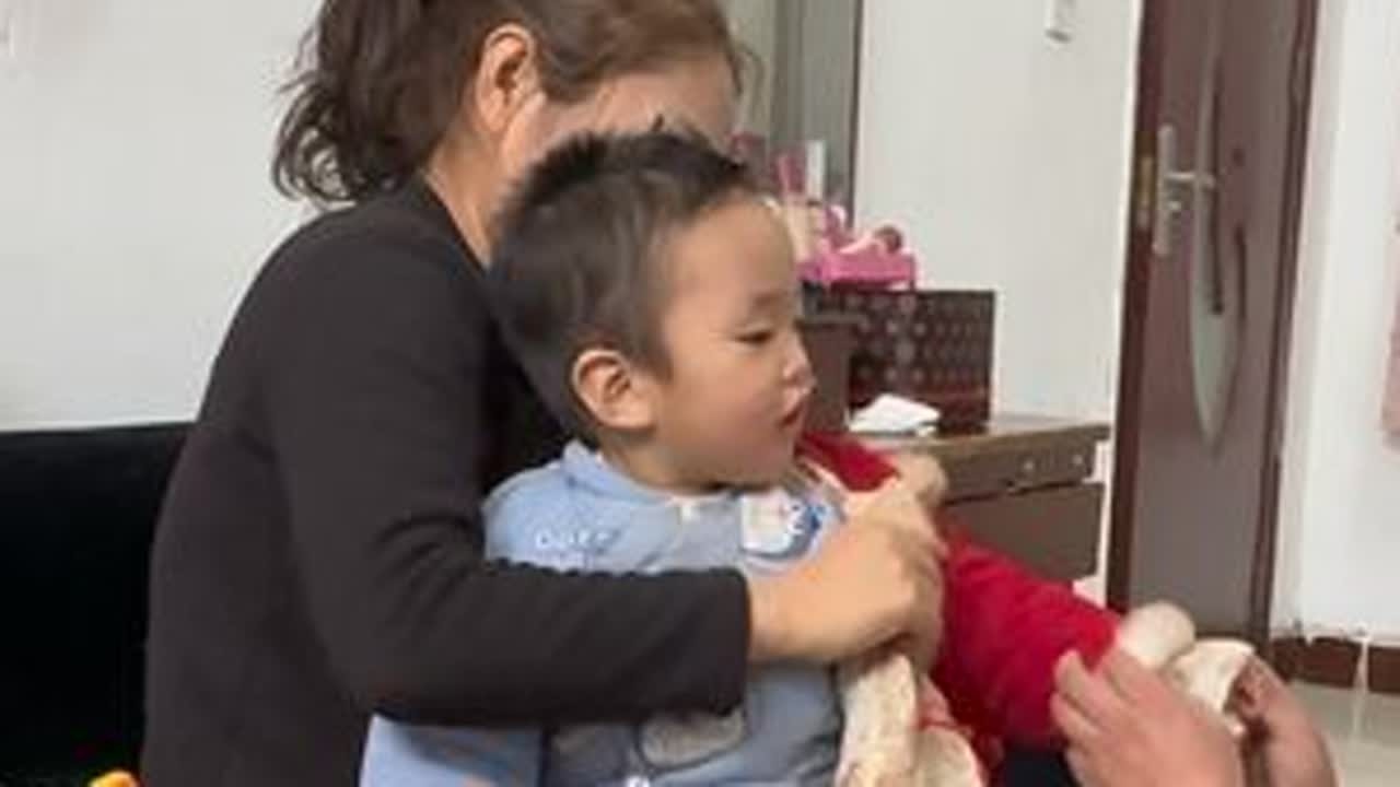 大嫂给小七买了过年拜年服，二花忙里忙外送澡票，一起带小七洗澡，生活中总有一些感动，最幸福的是莫过于有人惦记，你们是我的“战友”，也是我的“闺蜜”没有勾心斗角，只有互相包容；没有斤斤计较，只有彼此...