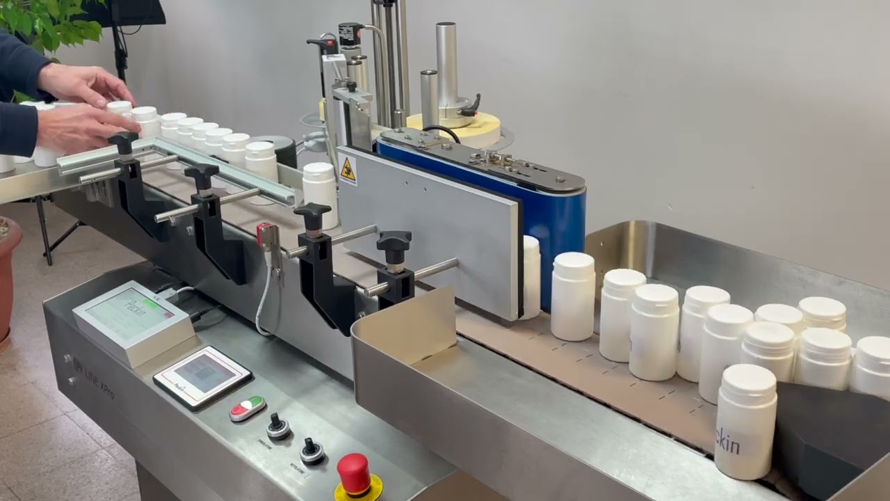Etichettatrice automatica Pk-LINE-XPro RV veloce per prodotti cilindrici.