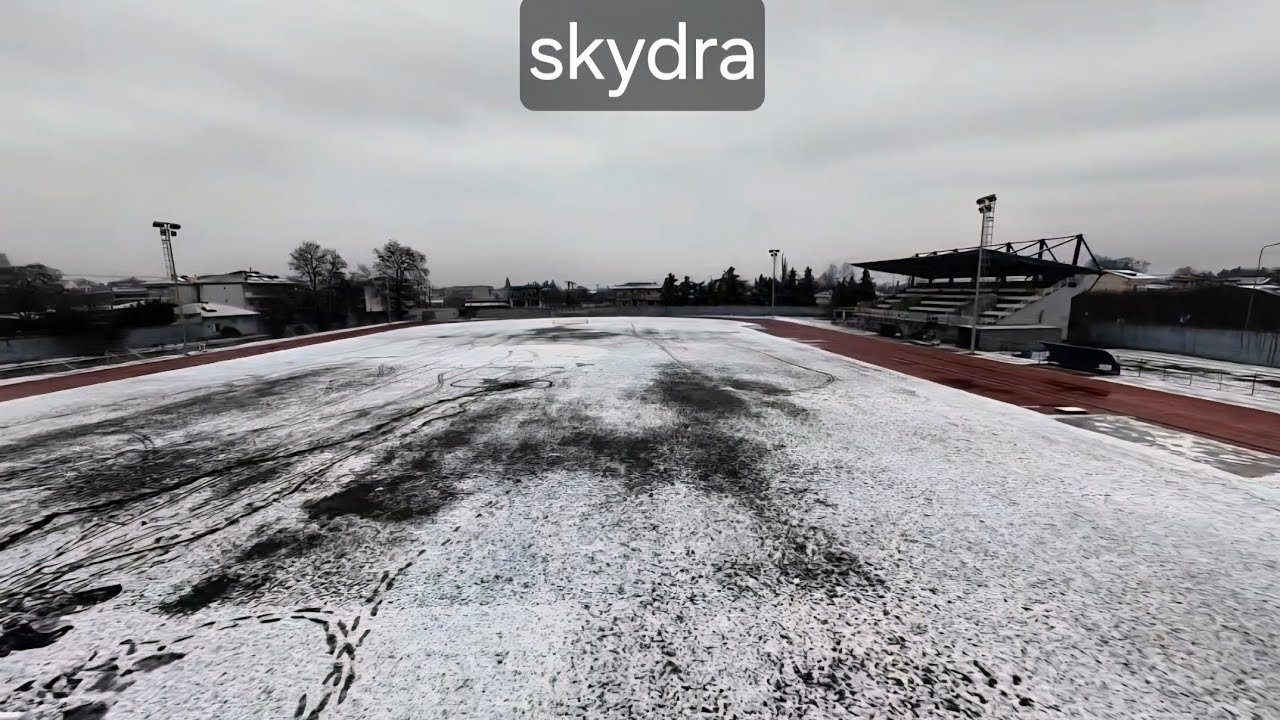 ❄️ Όταν το χιόνι σκεπάζει το γήπεδο της Σκύδραςκαι το παιχνίδι συνεχίζεται… από ψηλά 🎮🚁Avata 2
