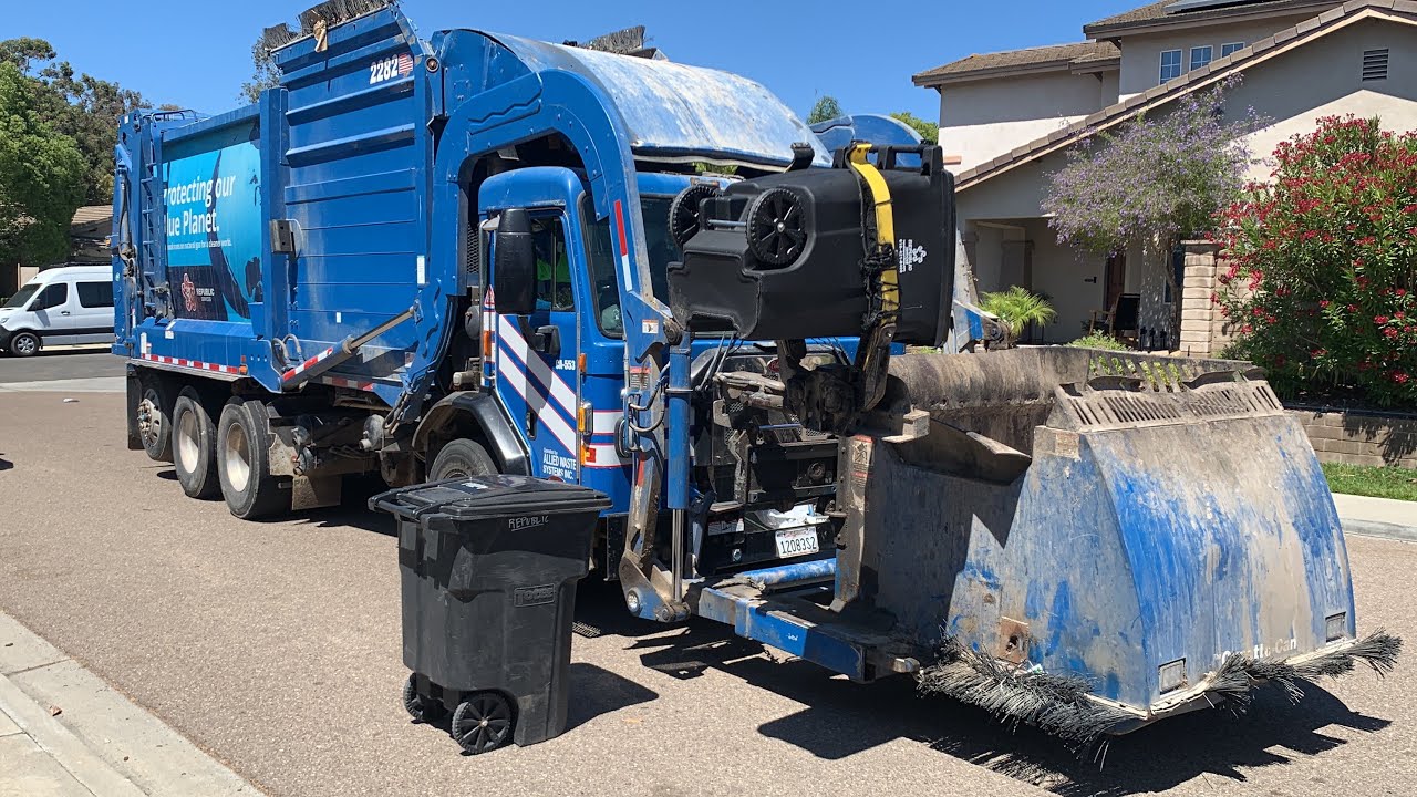 Republic Services - Peterbilt 520 Heil Curotto on Trash - 2282