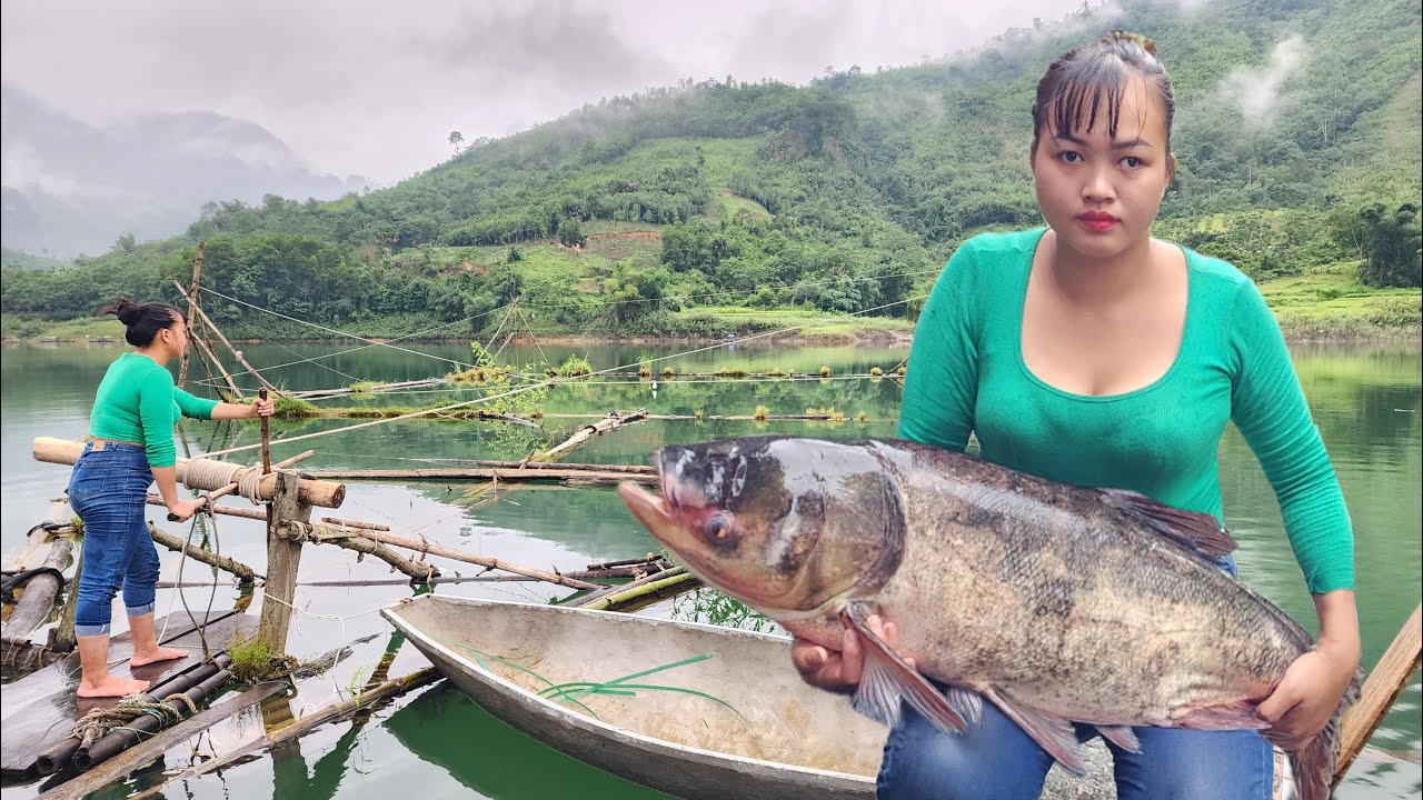 How the girl traps fish with a raft and lights it all night to attract big fish-Living Off Gird
